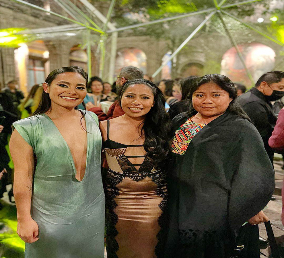 Yalitza Aparicio deslumbra con atrevido look en los Premios Ariel 2022