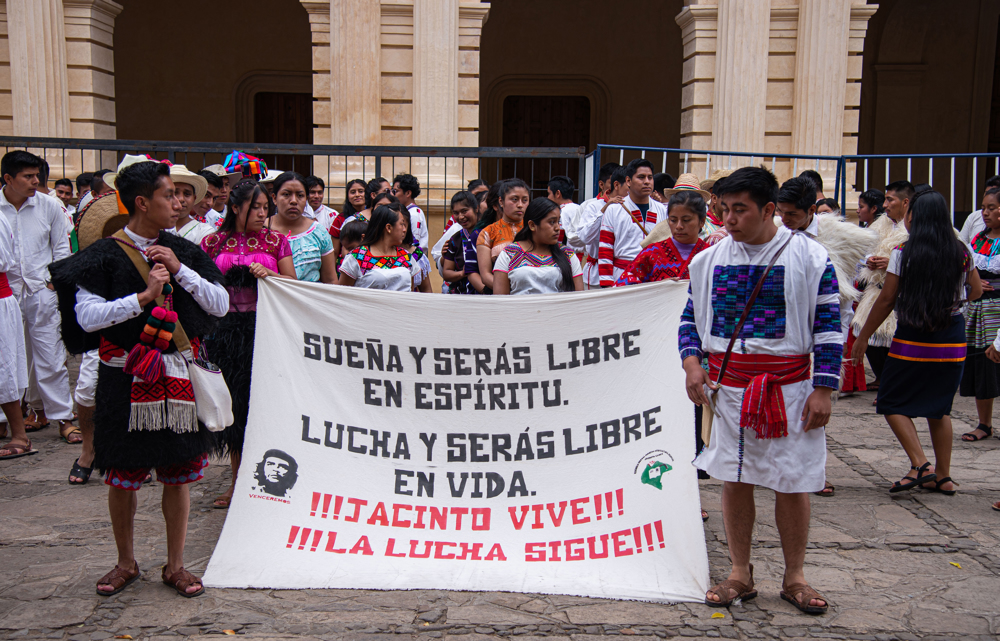 Indígenas mexicanos marchan por la masacre del 2 de octubre y mejor educación