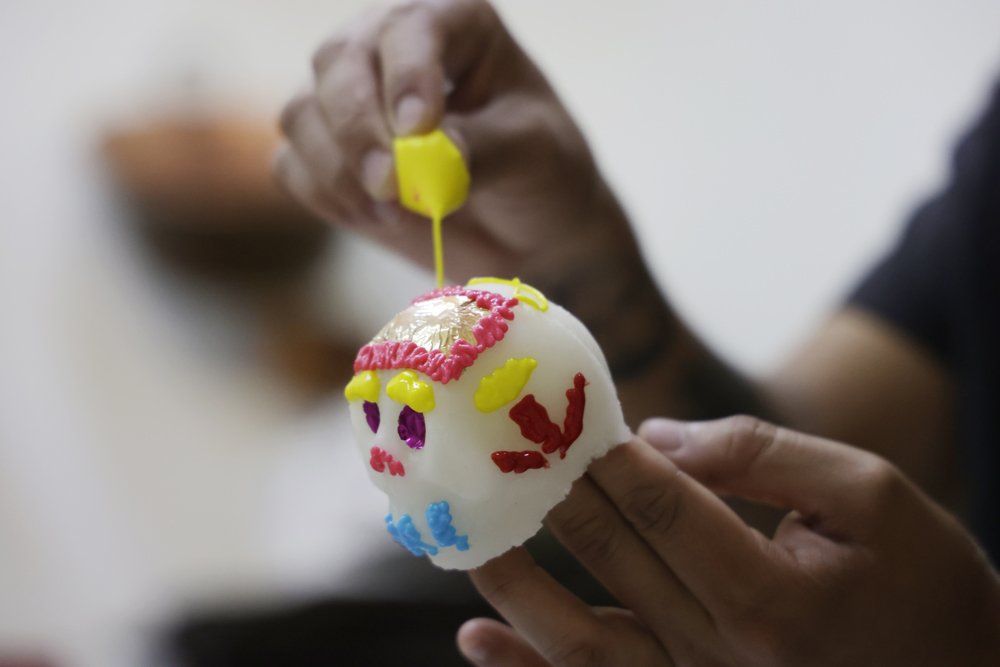 Familia alarga tradición de fabricar calaveras de azúcar en centro de México