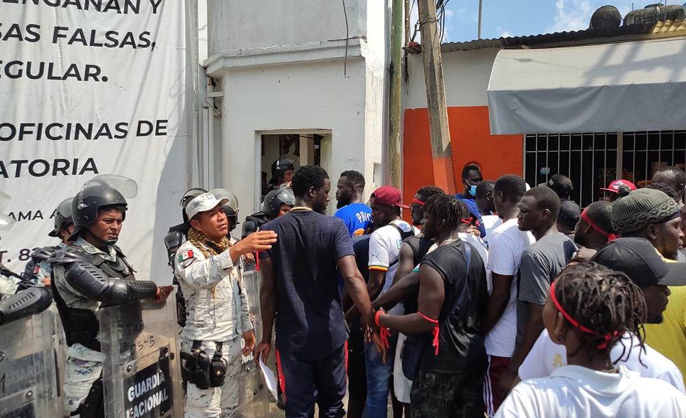 Migrantes senegaleses reclaman documentos de paso en el sur de México