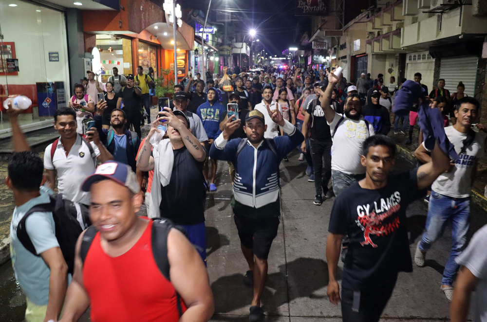 Caravana de venezolanos parte del sur de México pese a restricciones de EEUU