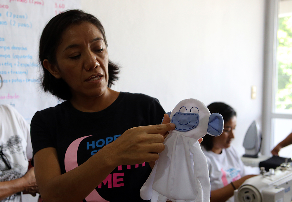 Mujeres del sureste mexicano transforman telas hoteleras en muñecos de trapo