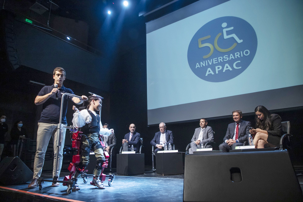 Llega a México primer exoesqueleto para ayudar a niños con parálisis cerebral