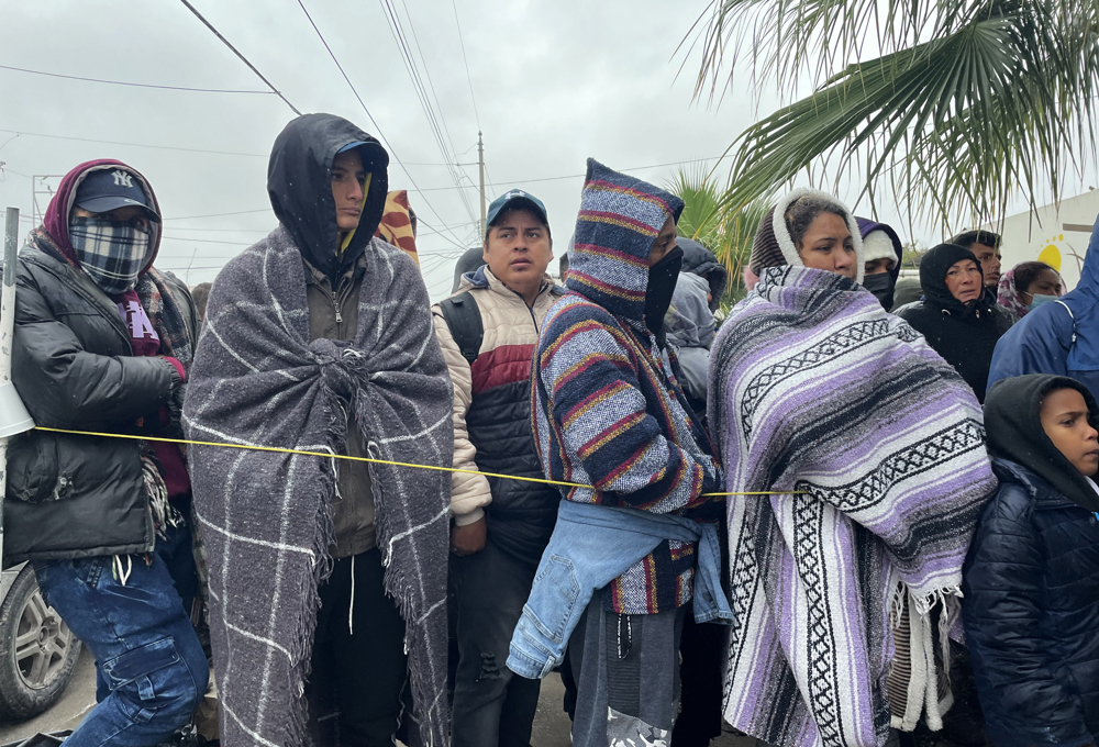 Familias de Matamoros acogen a migrantes con frío; Los refugios están llenos