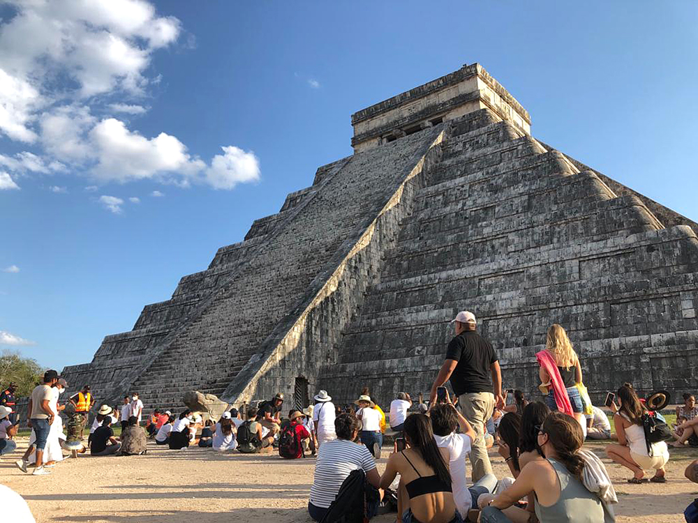 Turista sube al Castillo de Chichén Itzá sin permiso y pobladores se indignan