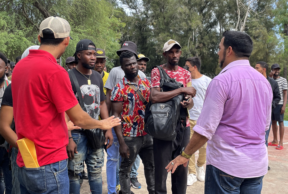 Desalojan a migrantes haitianos de campamento en frontera norte de México