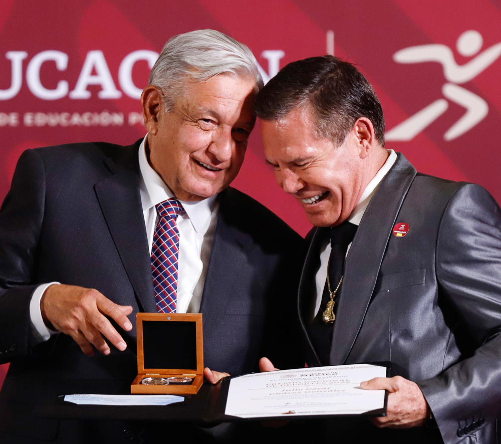 El legendario Julio César Chávez recibe el Premio Nacional del Deporte
