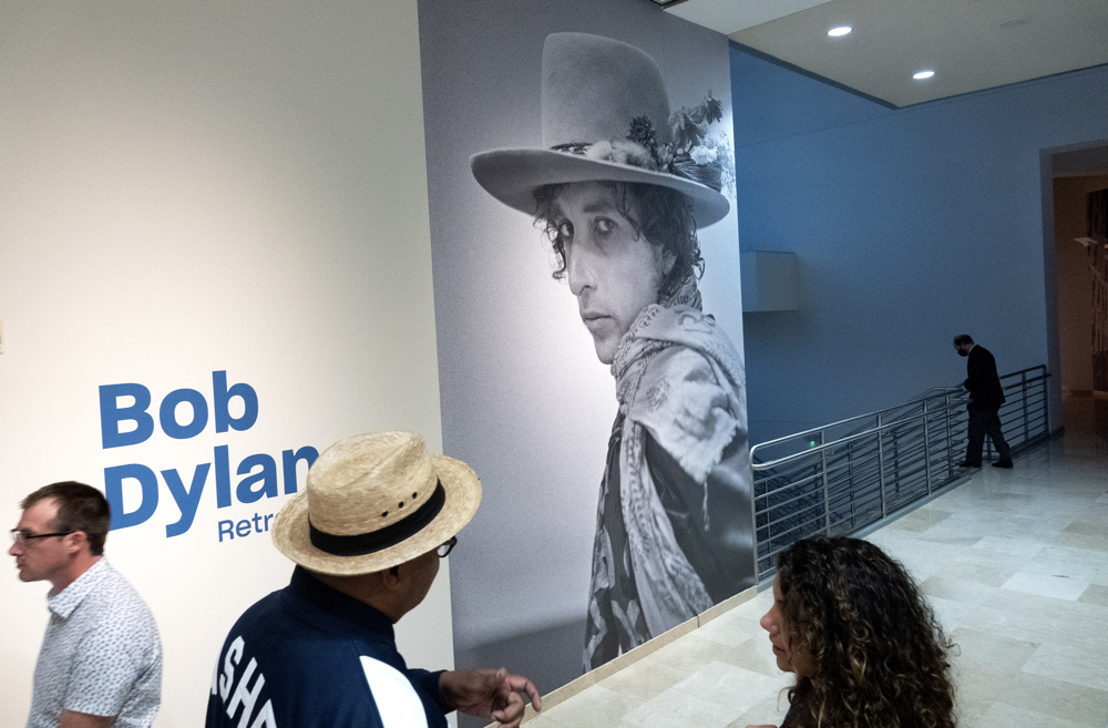 Dylan justifica usar réplicas de su firma porque le dijeron que era normal