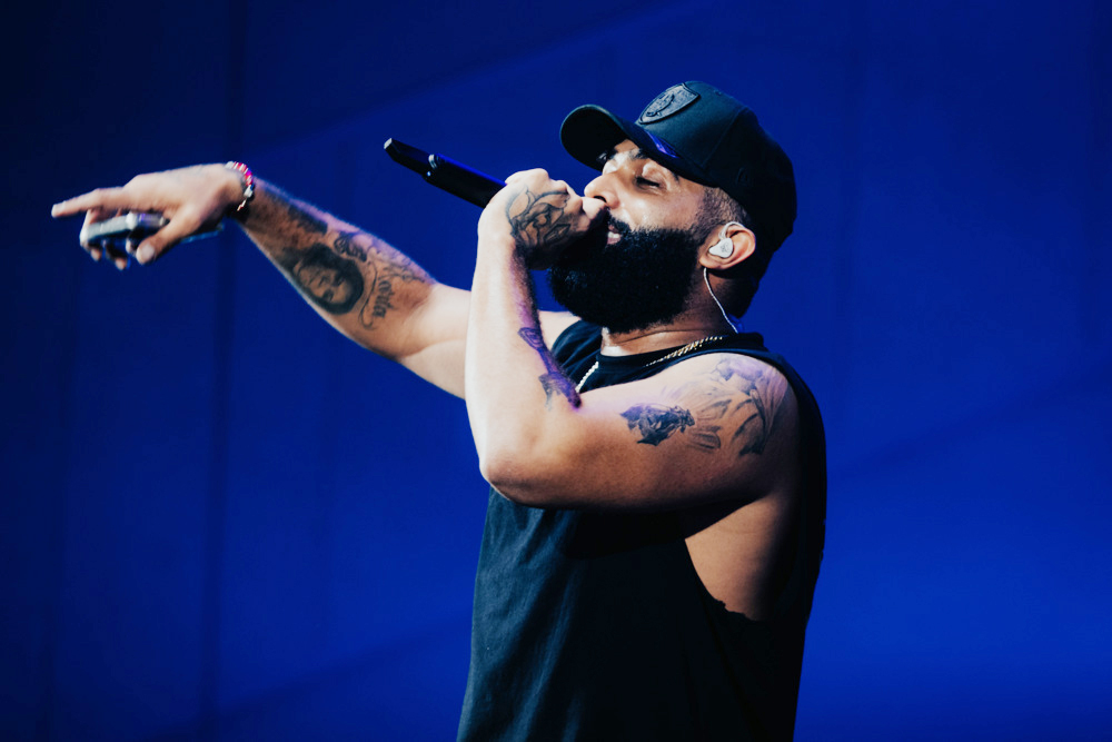 Eladio Carrión resalta sus vivencias del amor y crianza en su nuevo disco