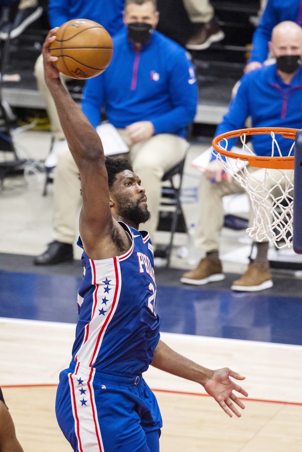 Embiid maravilla con 59 puntos y hace historia en la NBA