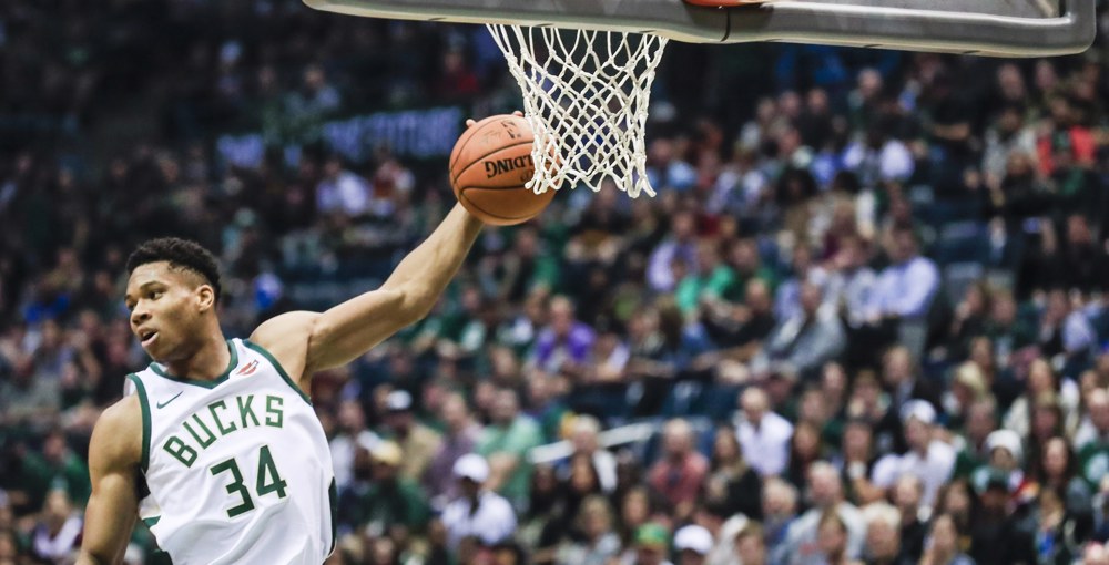 Antetokounmpo y Ayton, jugadores de la semana en la NBA