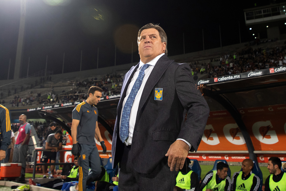 Los Tigres UANL despiden al entrenador Miguel Herrera