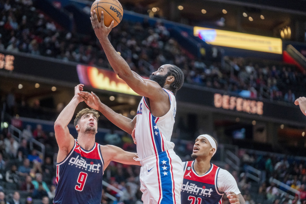 James Harden, baja un mes con los Sixers por una lesión en el pie