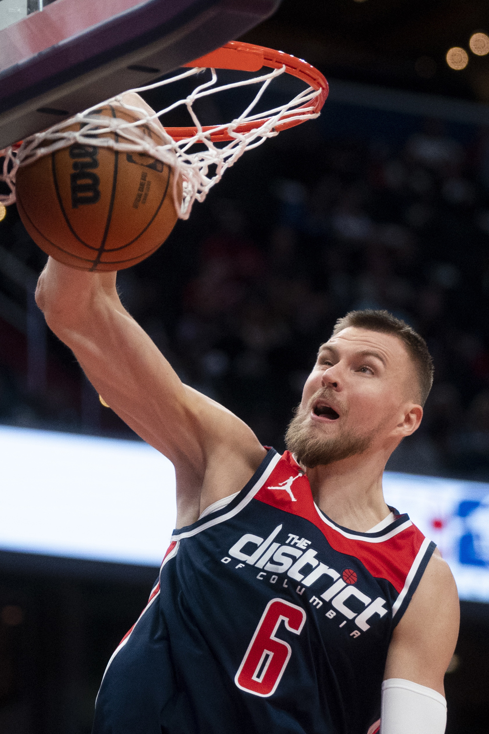 Porzingis rompe su récord de puntos y Towns se retira por lesión en un gemelo
