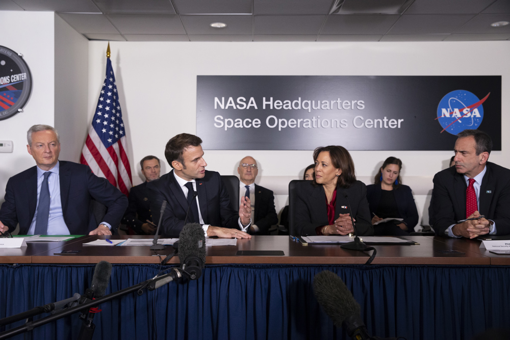 Macron y Harris sellan en la NASA una nueva era de cooperación en el espacio