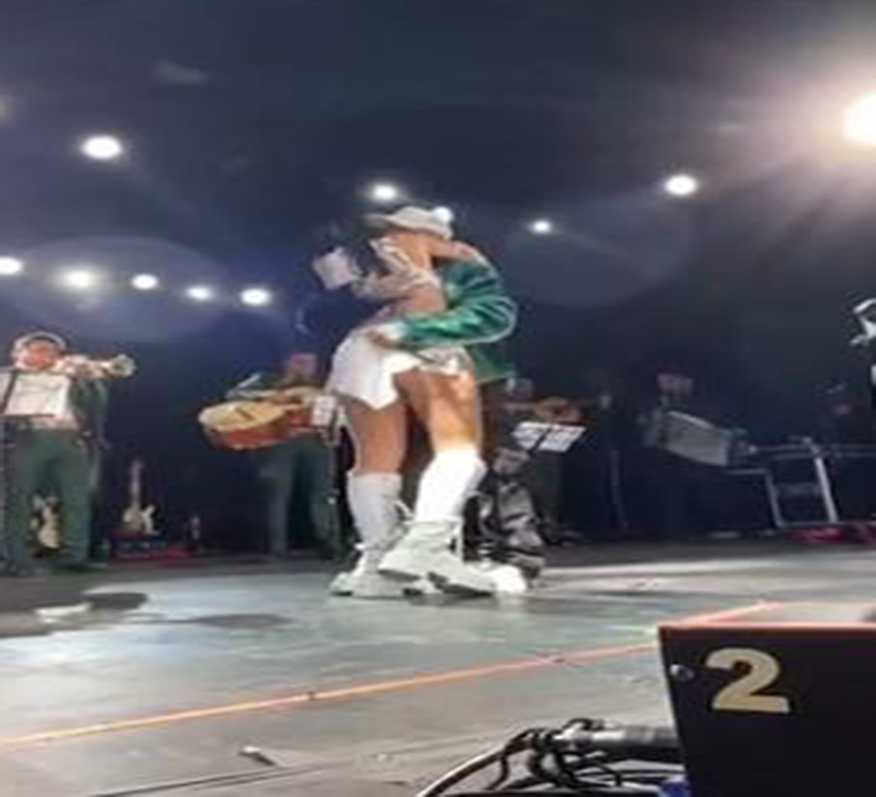 Christian Nodal y Cazzu demuestran su amor arriba del escenario