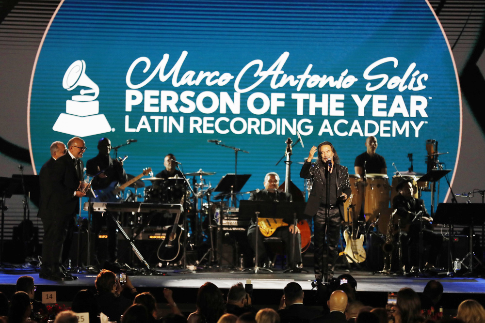 Marco Antonio Solís recibe el premio Persona del Año en los Latin Grammy 2022