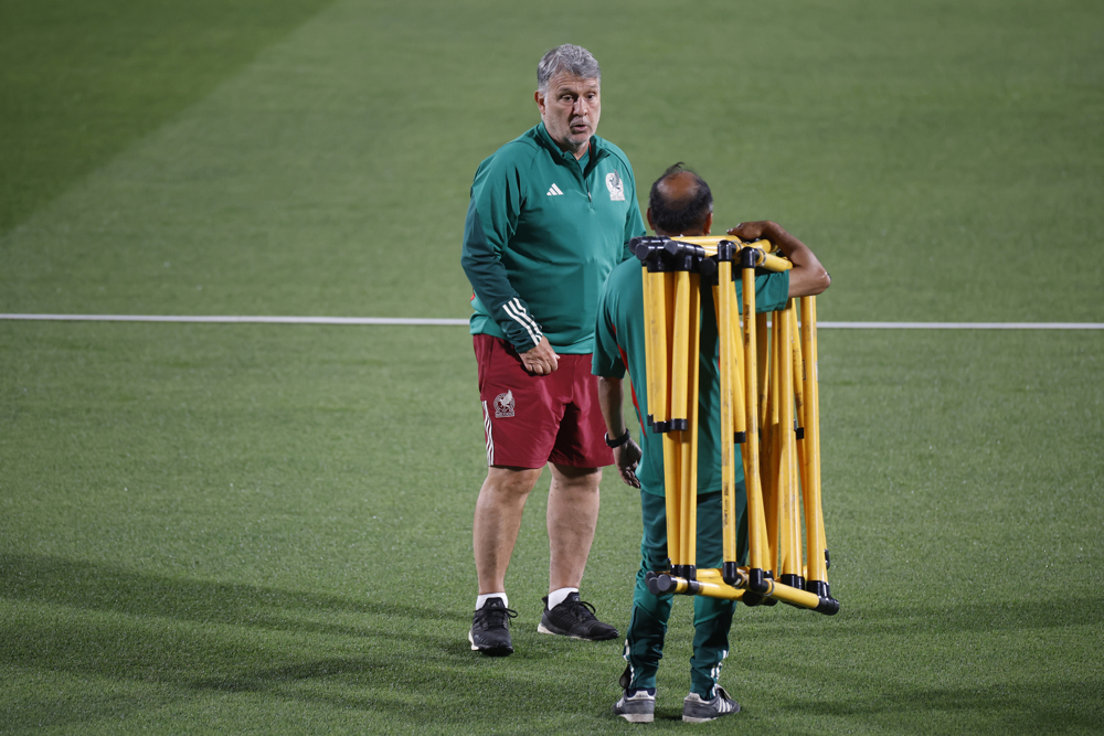 México vuelve a aislarse antes del debut