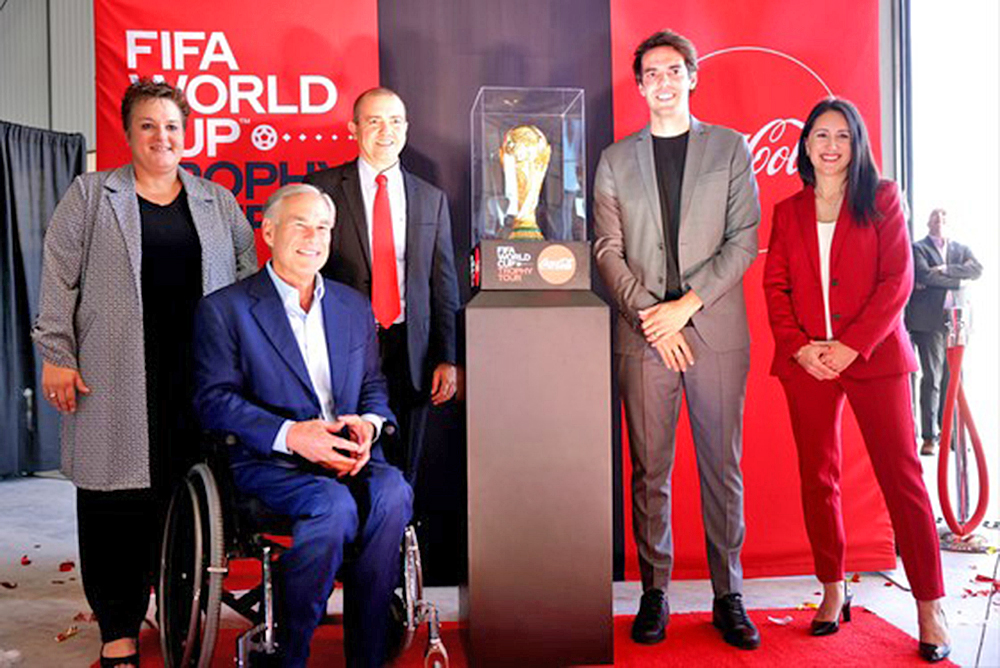 Gobernador Abbot recibe en Addison el trofeo de la Copa Mundial de la FIFA