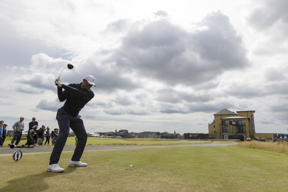 Tiger Woods dice que Norman debe dimitir para pacificar al mundo del golf