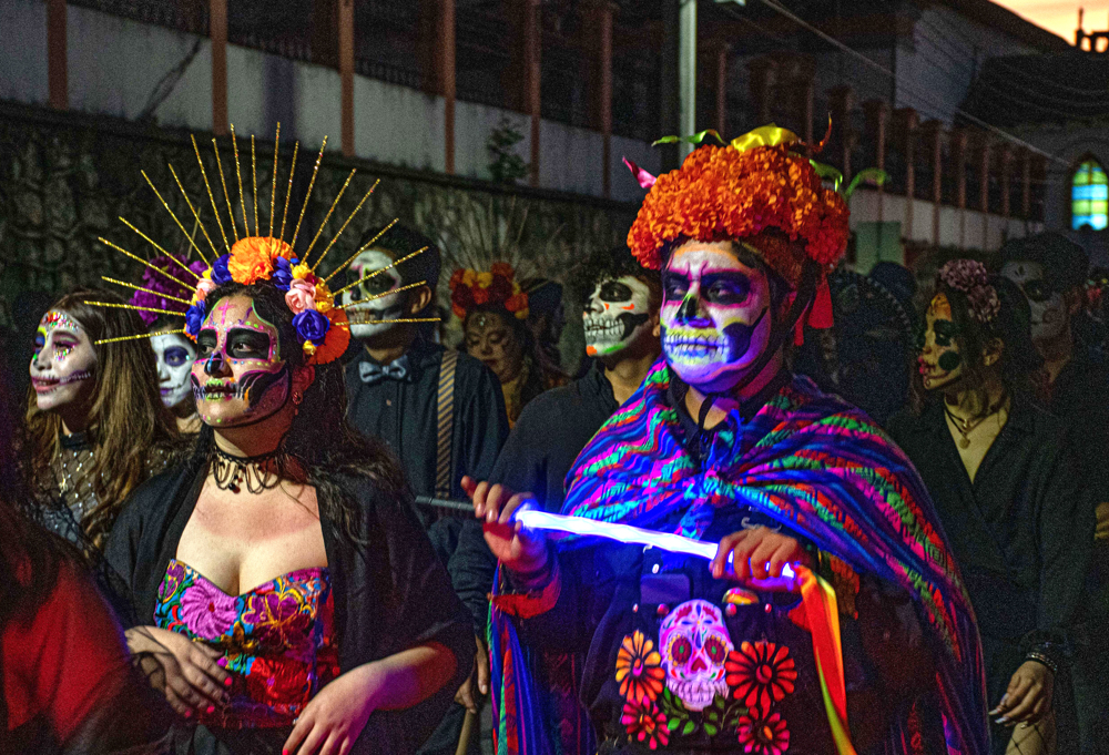 Un desfile en el estado mexicano de Chiapas mezcla Día de Muertos y Halloween
