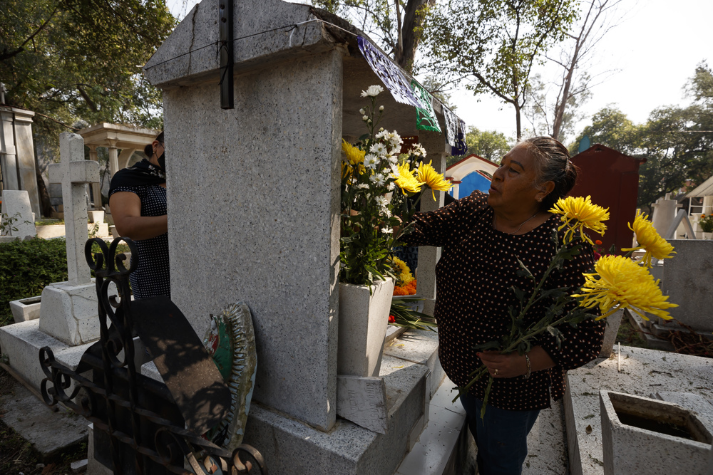 La vida vuelve a los cementerios mexicanos en el Día de Muertos