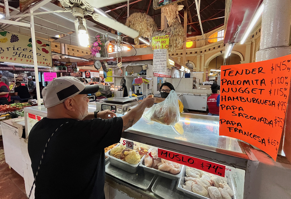 Gripe aviar preocupa a comerciantes mexicanos antes de Día de Gracias de EEUU