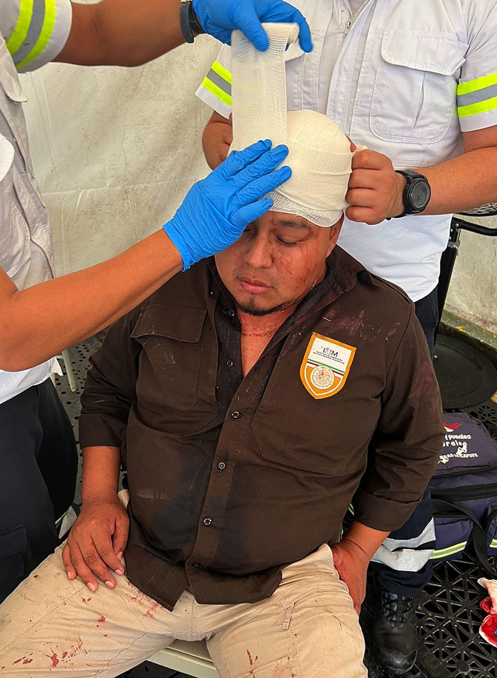 Migrantes agreden a agentes y vandalizan furgoneta en sureste de México