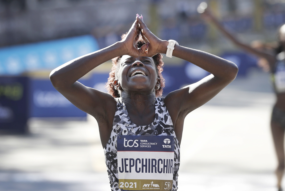 Los kenianos Jepchirchir y Korir buscan volver a ganar el maratón de Nueva York