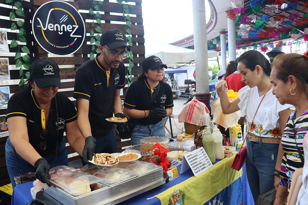 Migrantes participan en una muestra gastronómica en ciudad mexicana de Tapachula