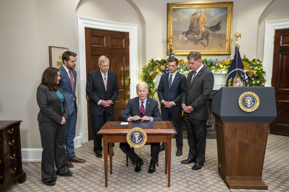 Biden firma una ley que evita una huelga ferroviaria antes de Navidad