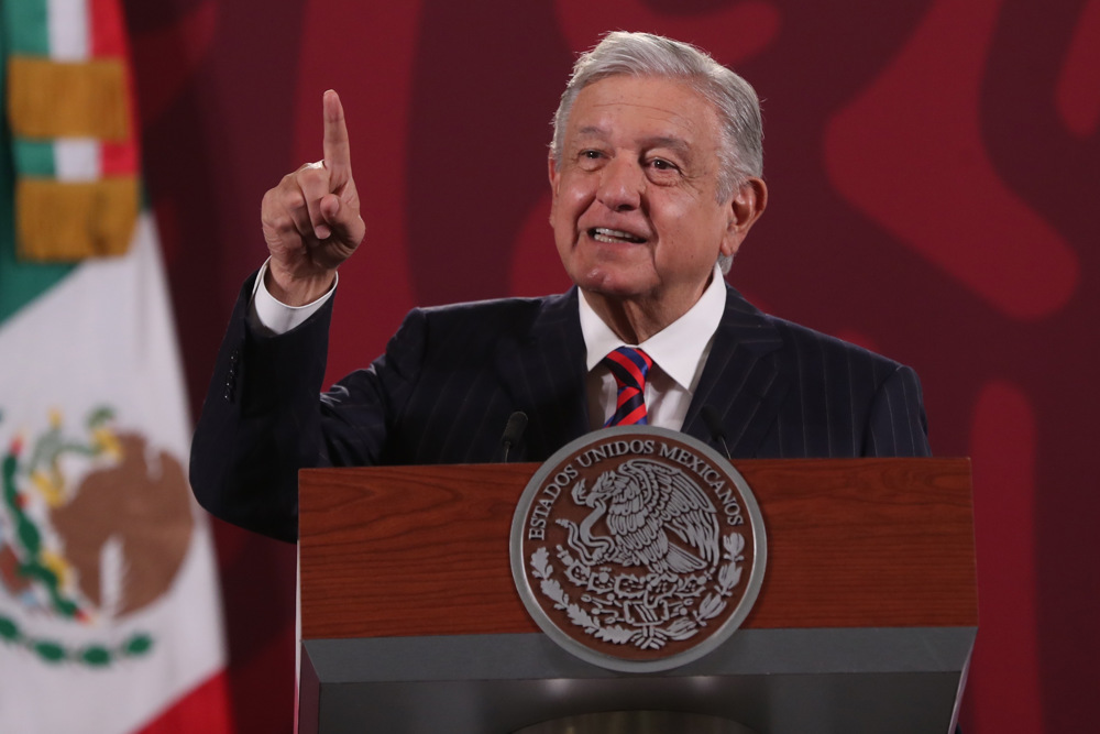 López Obrador dice que su esposa lo representará en toma de posesión de Lula