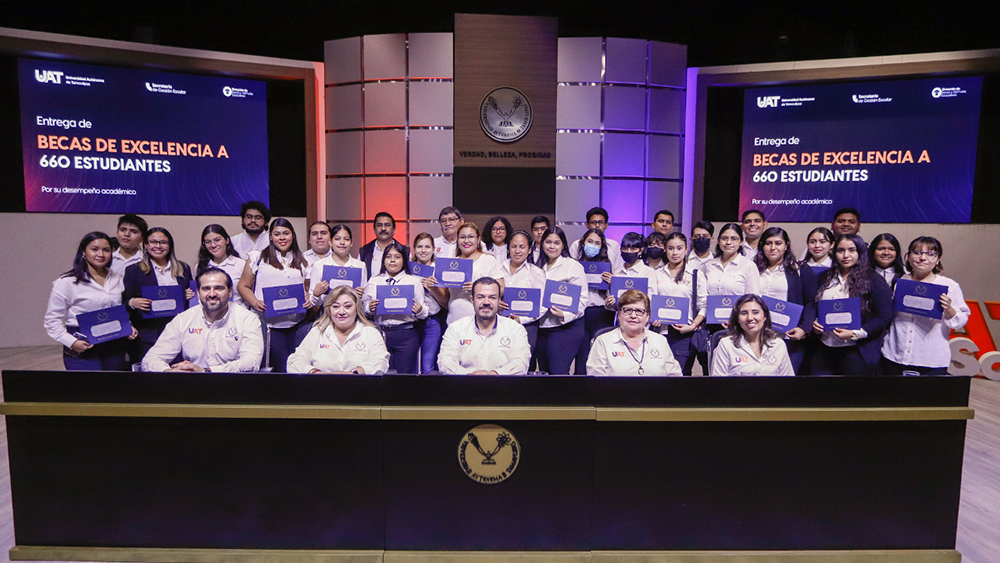 Entrega rector de la UAT becas a estudiantes de excelencia