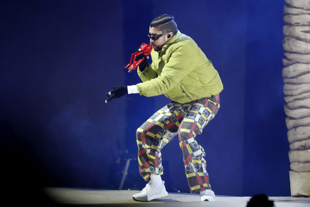 Bad Bunny y Arcángel encienden zona de San Juan para la grabación de un video