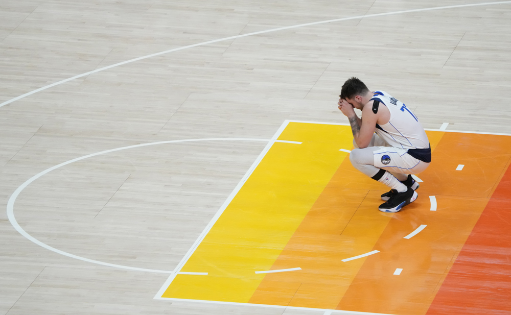 Doncic, expulsado en la derrota de los Mavericks contra los Wolves