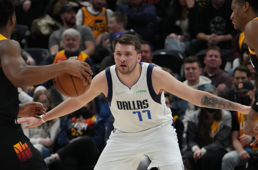 126-121. Doncic hace historia con triple doble de 60 puntos y 20 rebotes