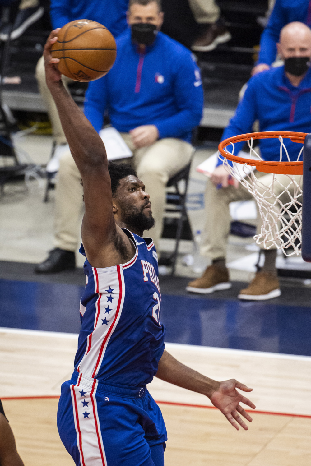 Joel Embiid machaca a los Charlotte Hornets con 53 puntos