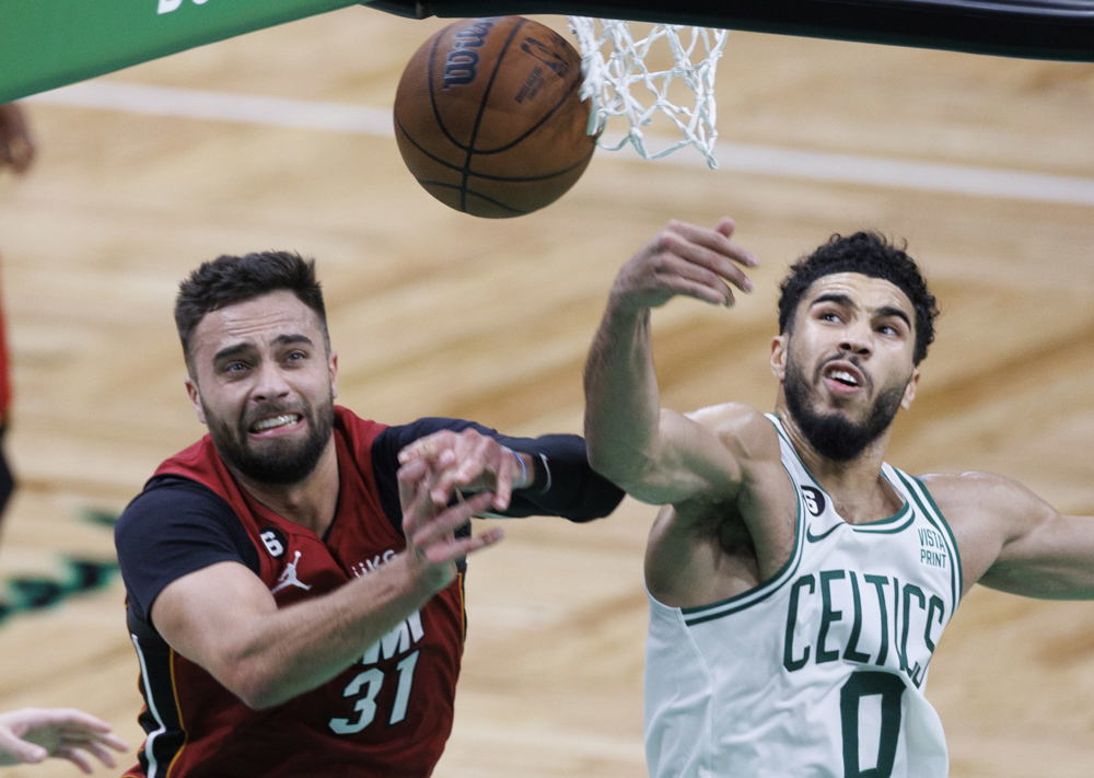 134-121. Tatum roza la perfección para detener a los Heat