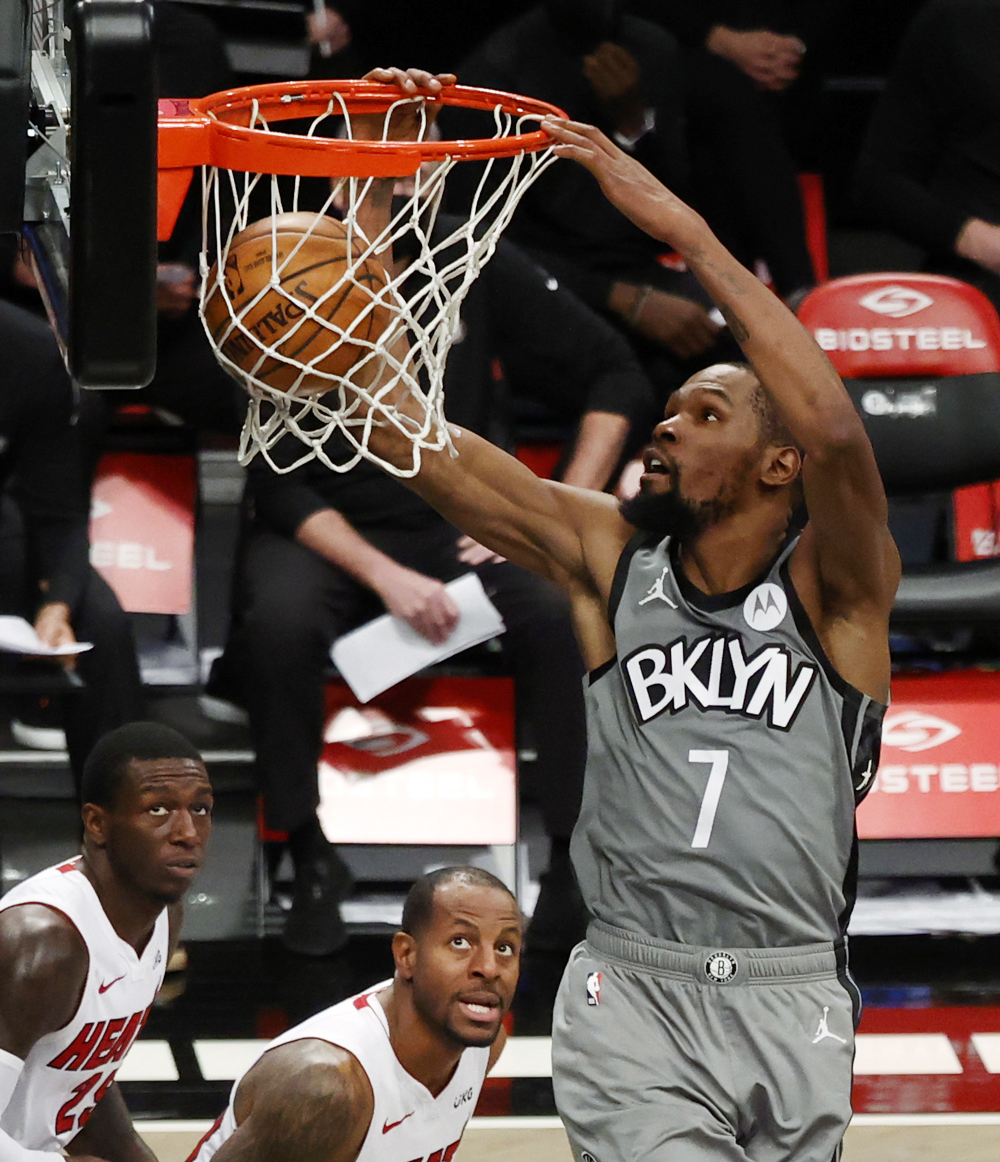 Durant supera a Tim Duncan y los Clippers resurgen en Detroit