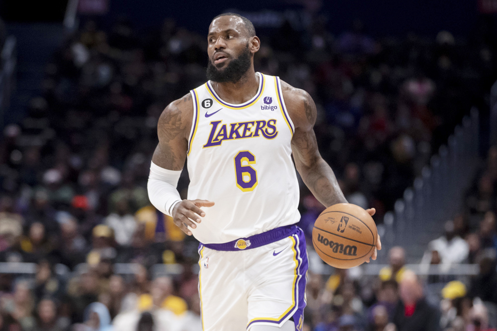117-124 Los Lakers sufren para vencer a los Pistons, el peor equipo de la NBA