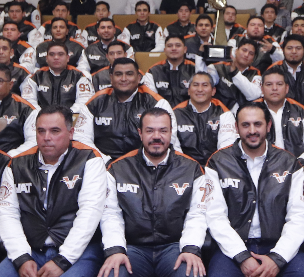 Rector entrega chamarras a Cuernos Largos FMVZ, campeones de la LUFAUAT