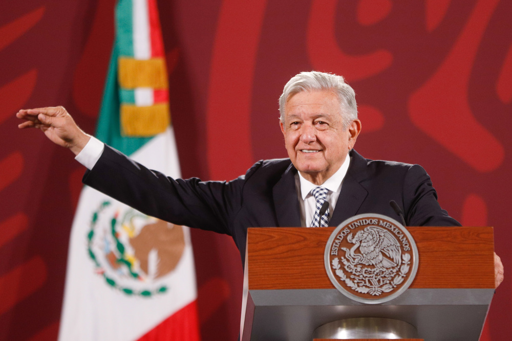 López Obrador pide a Bad Bunny dar concierto gratis tras caos en las entradas