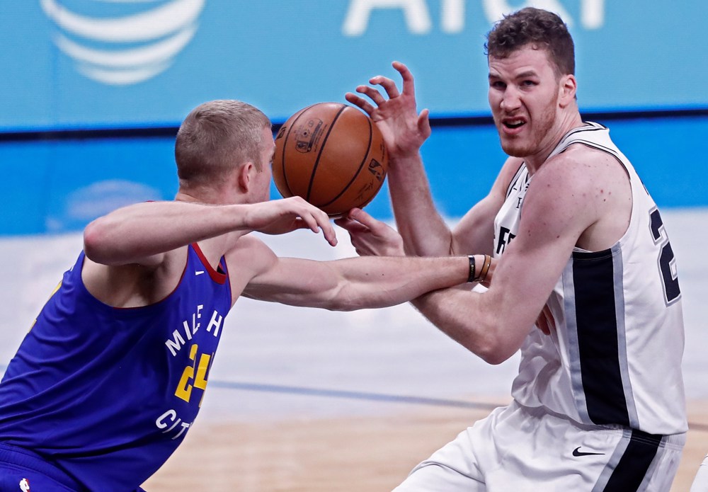 Jakob Poeltl dice que los Spurs tienen un "problema de confianza"