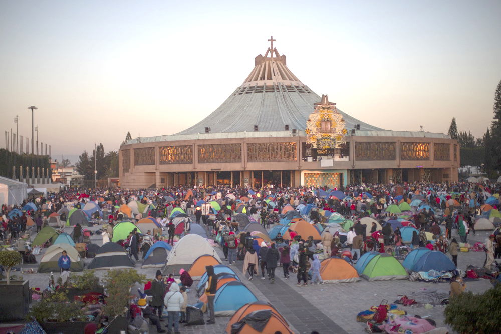 Millones de mexicanos se rinden a la Virgen de Guadalupe sin restricciones