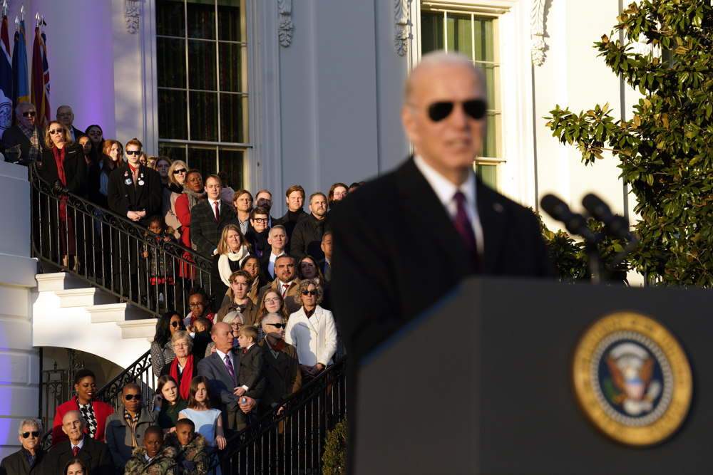 Biden urge prohibir armas de asalto tras diez años de tiroteo de Sandy Hook