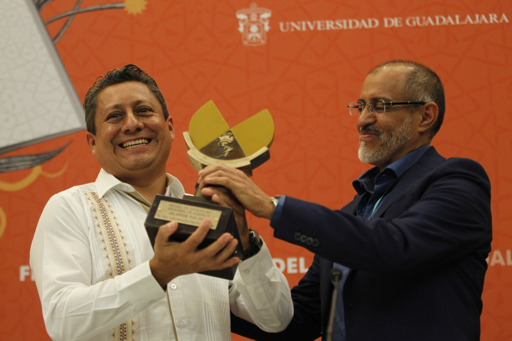 FIL mexicana da Premio de Literaturas Indígenas de América a escritor maya