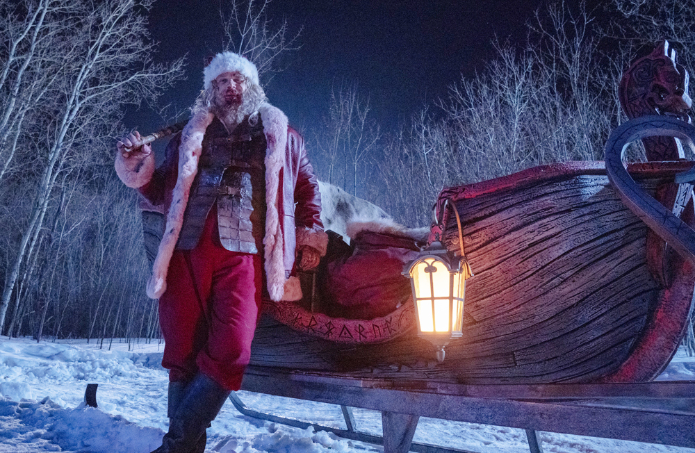 “Violent Night”, una bizarra fusión de escenas sangrientas y dulzura navideña