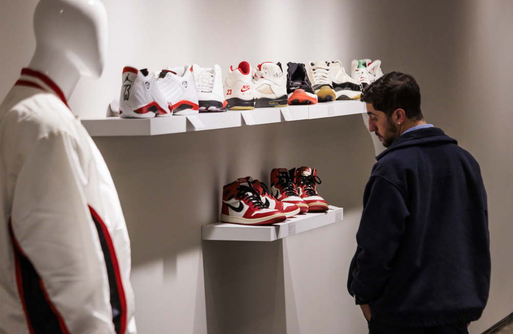 Dos pares de zapatillas de Jordan recaudan casi 300.000 dólares en subasta