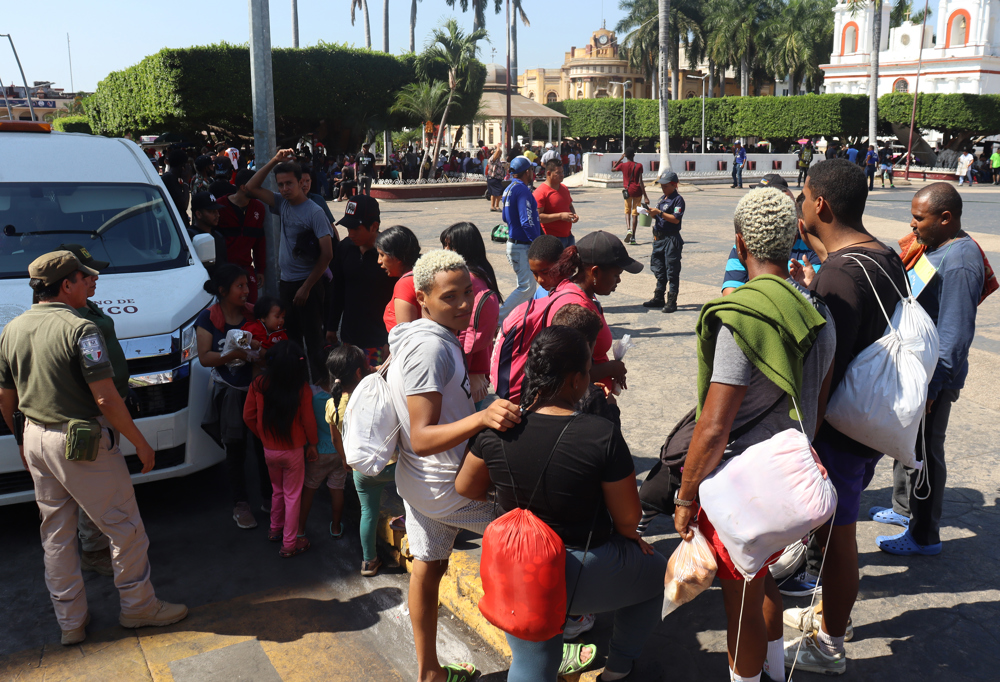 Migrantes denuncian engaños de autoridades migratorias en el sur de México