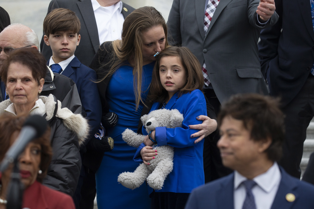 Demócratas guardan un minuto de silencio en aniversario de asalto a Capitolio